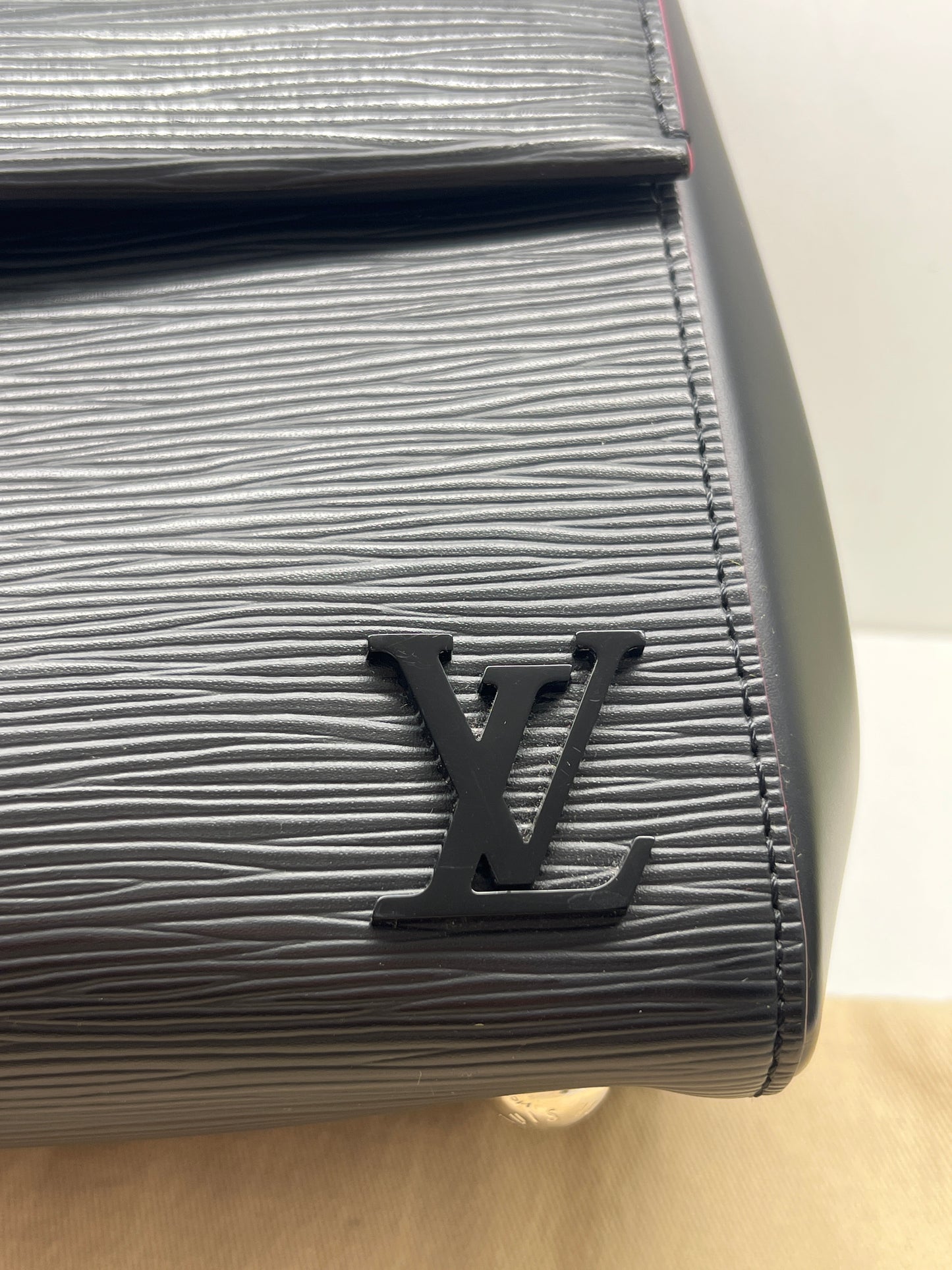 Louis Vuitton Cluny BB con tracolla e dettagli fucsia