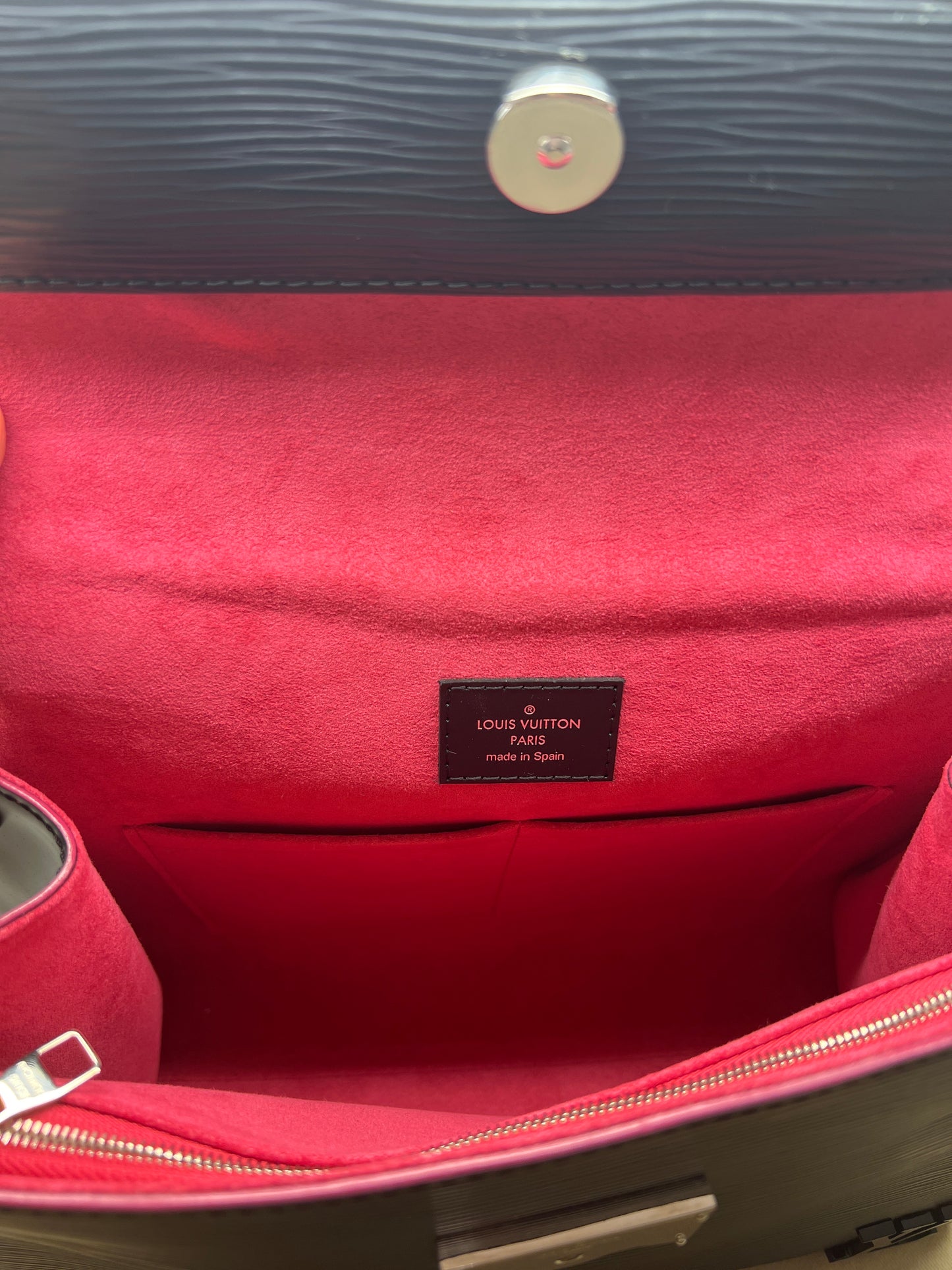 Louis Vuitton Cluny BB con tracolla e dettagli fucsia