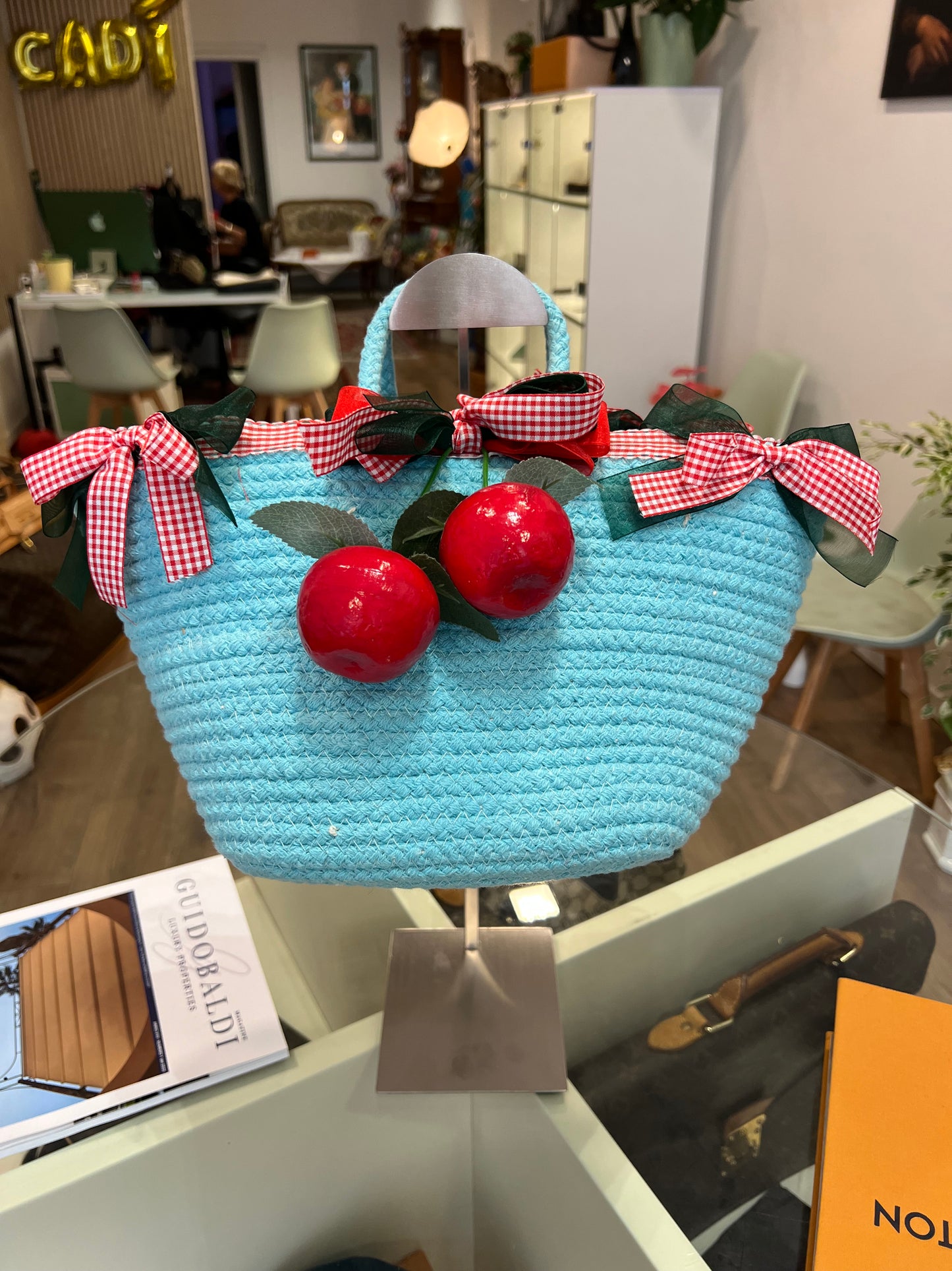 Borsa Decorata a Mano in Paglia Celeste con Ciliegie - Pezzo Unico