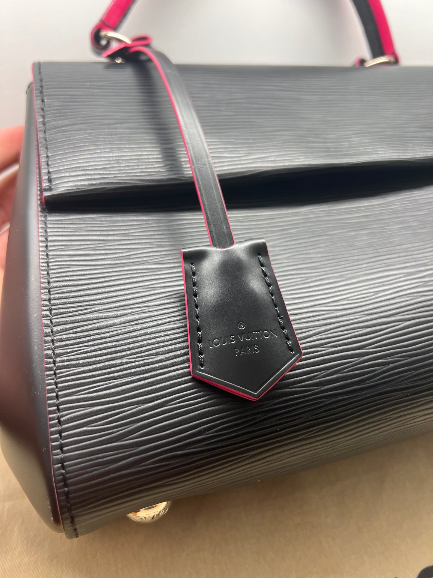 Louis Vuitton Cluny BB con tracolla e dettagli fucsia