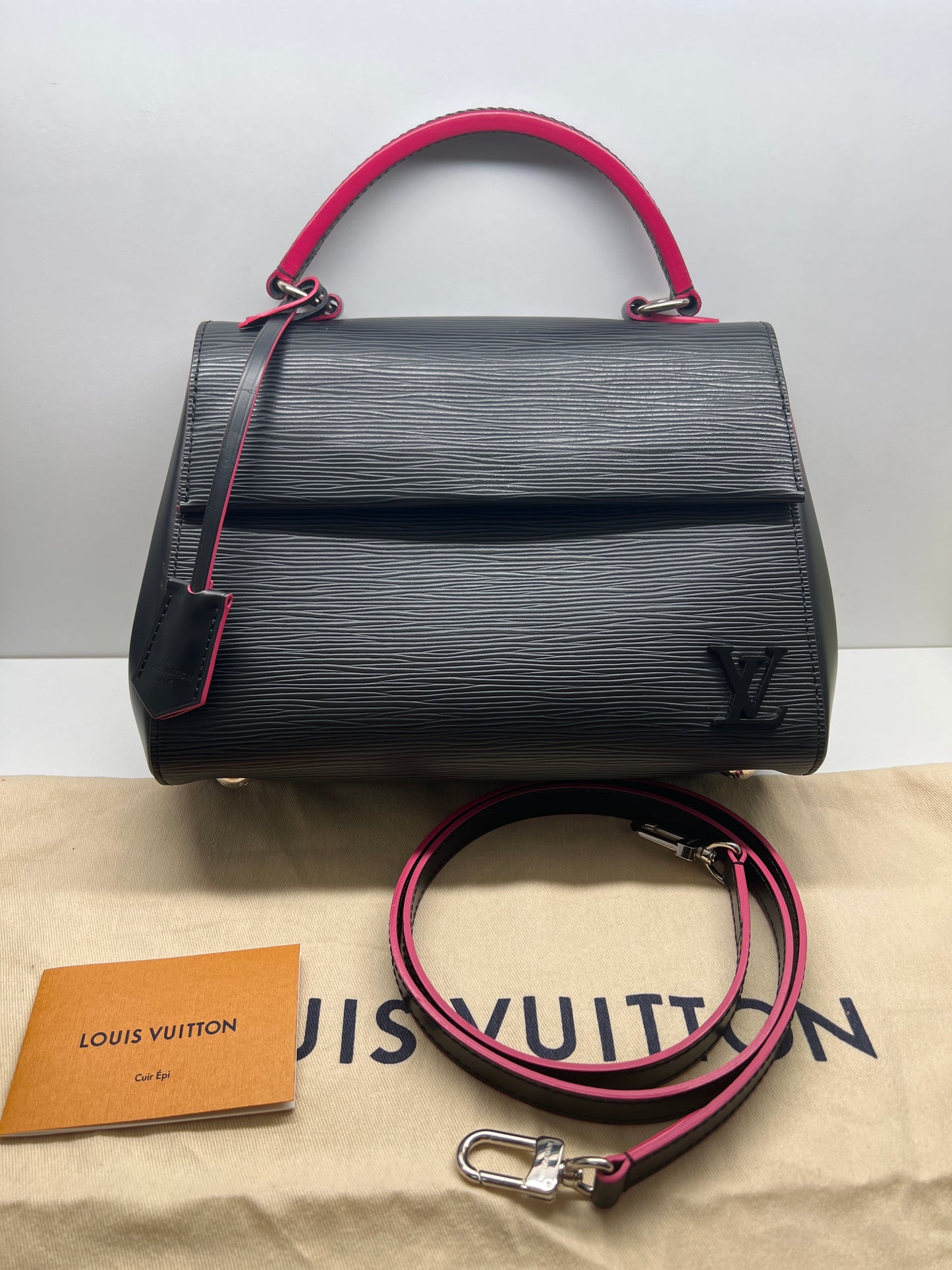Louis Vuitton Cluny BB con tracolla e dettagli fucsia