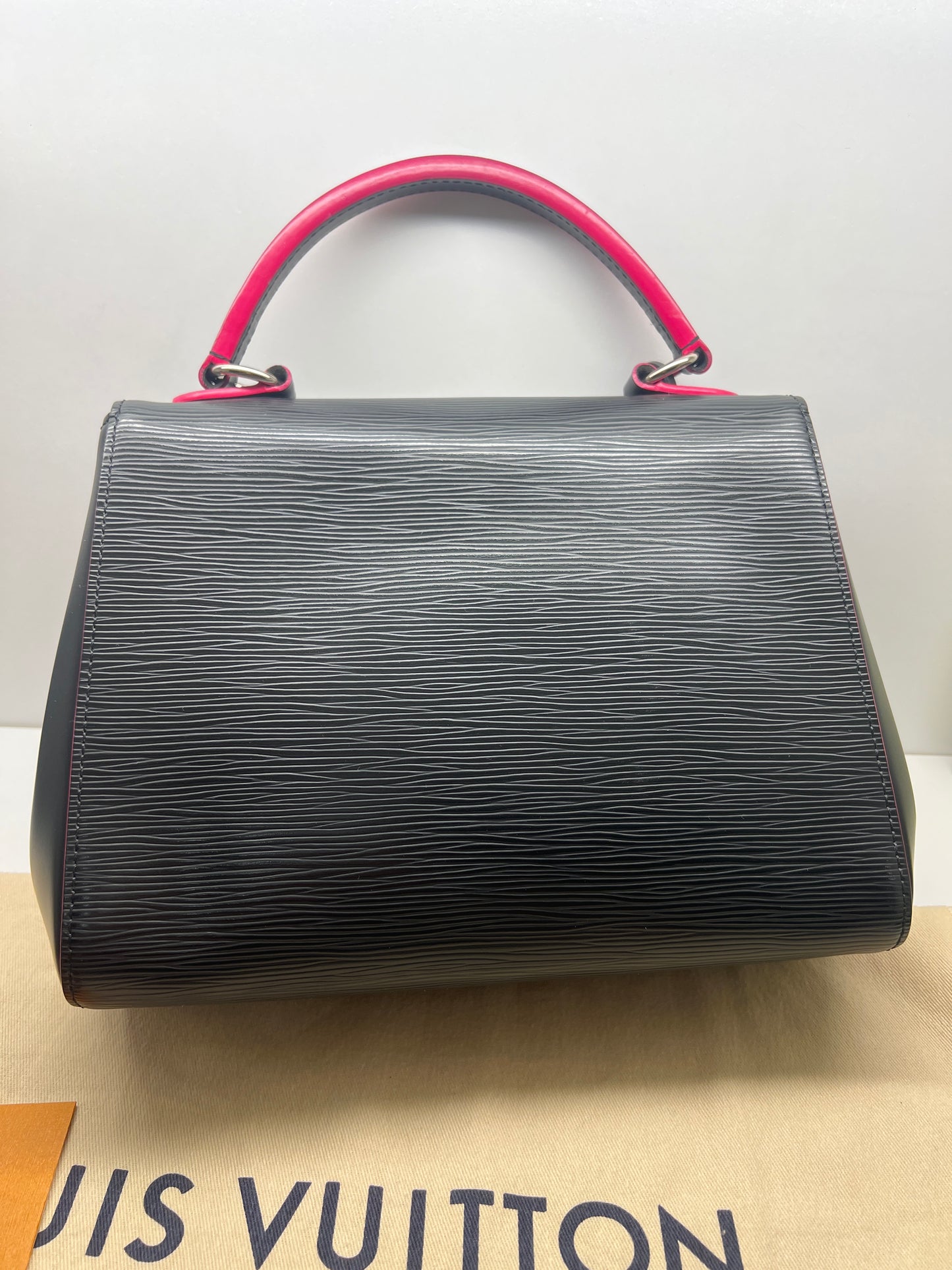 Louis Vuitton Cluny BB con tracolla e dettagli fucsia