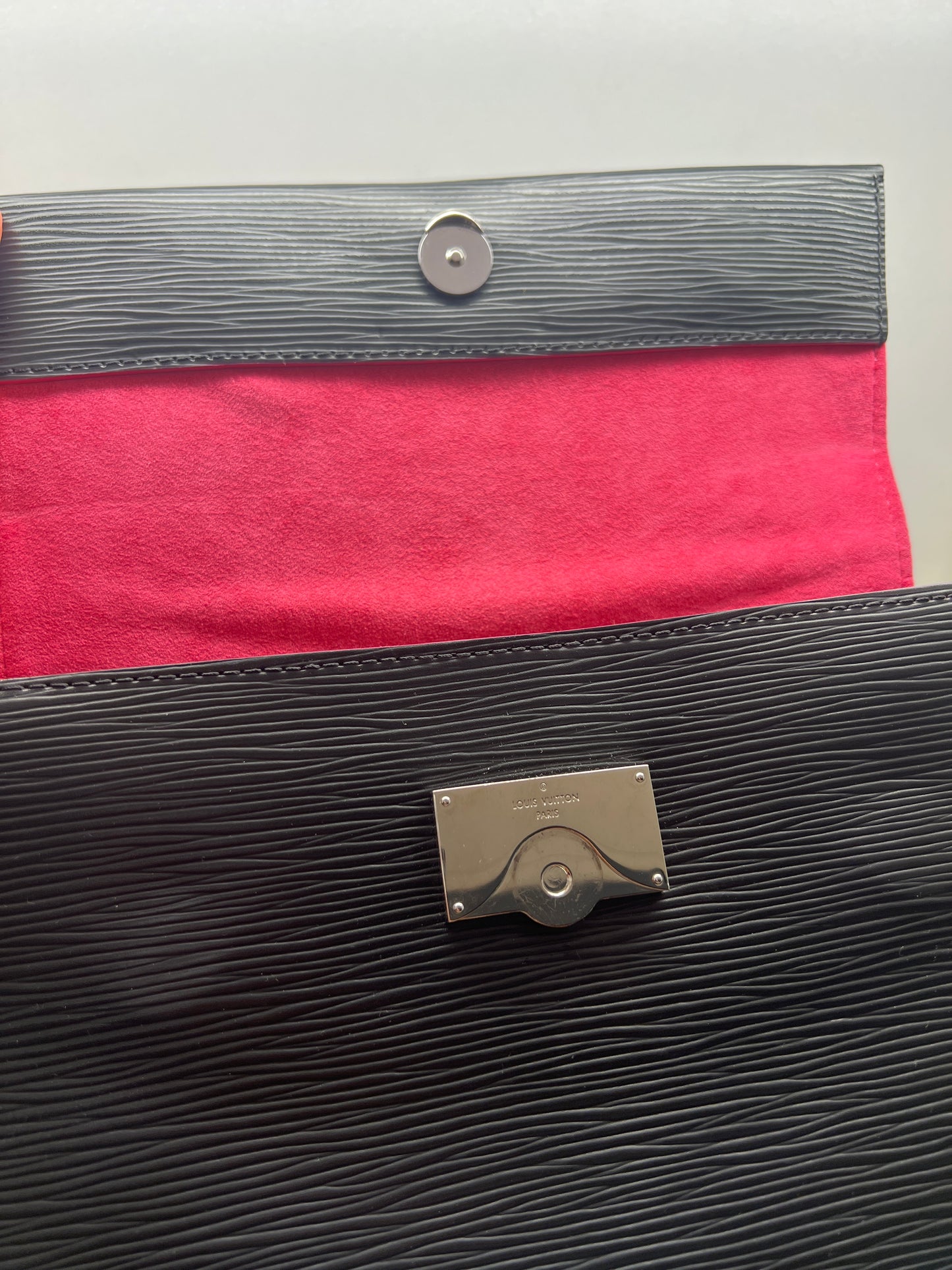 Louis Vuitton Cluny BB con tracolla e dettagli fucsia