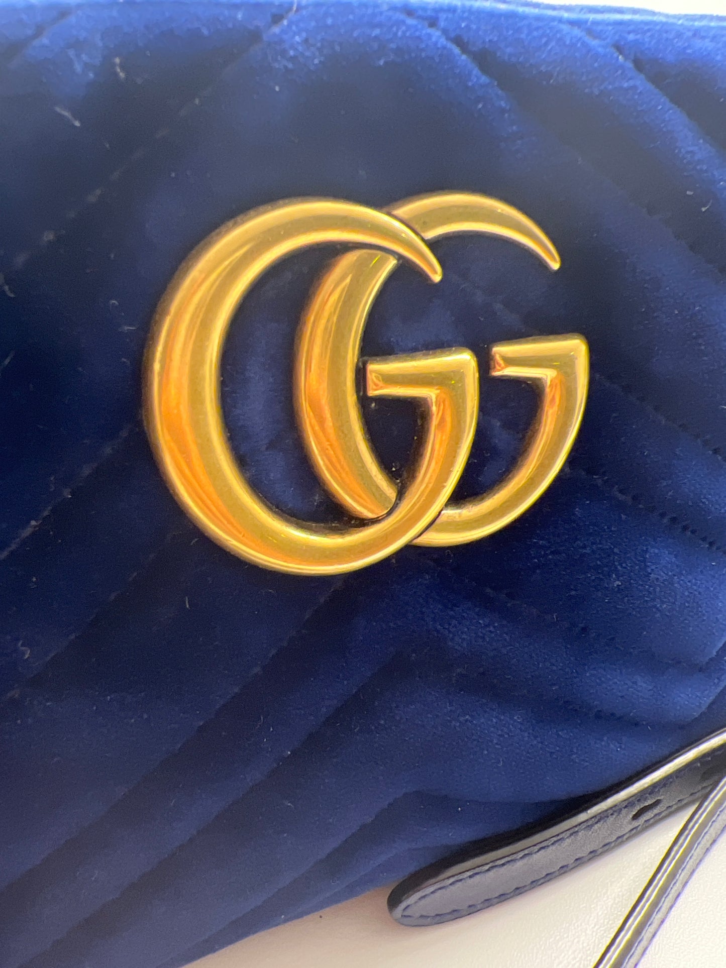 Gucci GG Marmont Mini in Velluto Blu con Dettagli Dorati