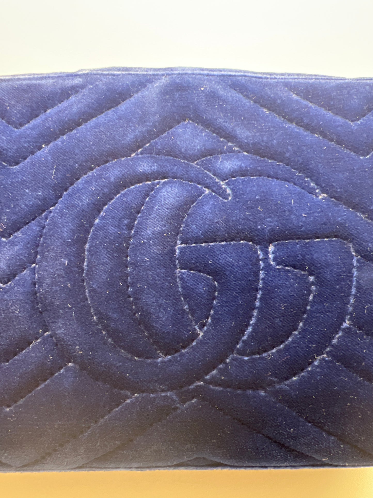 Gucci GG Marmont Mini in Velluto Blu con Dettagli Dorati